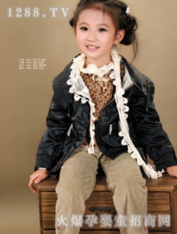 ���׵Ϻ�ɫ�r��Ůͯ����